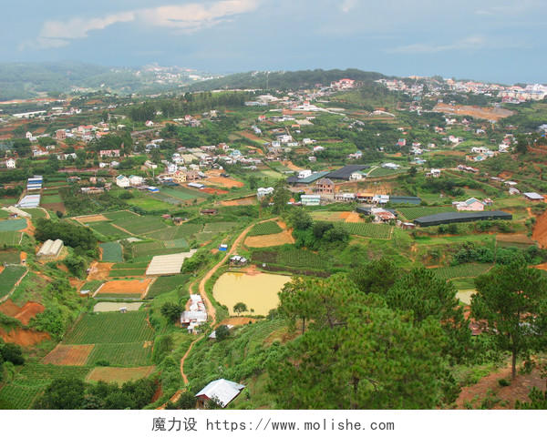 航拍绿色自然风景广阔的乡村村庄村落全景图美好乡村越南旅游